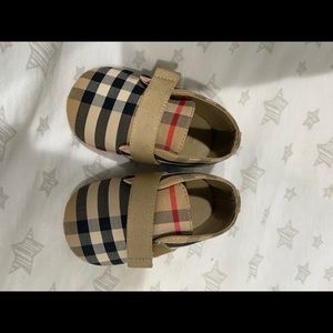 Burberry newborn shoes